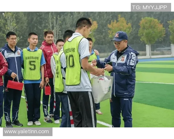 足球明星走进校园点燃孩子们的足球梦想与激情 足球明星走进校园点燃孩子们的足球梦想与激情